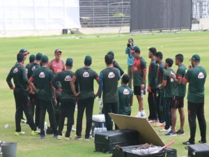 বাংলাদেশ ক্রিকেটের কোচ মাঠে খেলোয়াড়দের সঙ্গে কৌশল নিয়ে আলোচনা করছেন, কিন্তু ফলাফল এখনও কাঙ্ক্ষিত নয়।