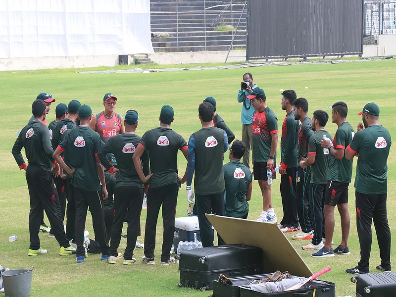 বাংলাদেশ ক্রিকেটের কোচ মাঠে খেলোয়াড়দের সঙ্গে কৌশল নিয়ে আলোচনা করছেন, কিন্তু ফলাফল এখনও কাঙ্ক্ষিত নয়।